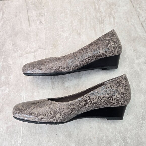 SAS Low Wedge Comfort Pumps Embossed Floral Leather Minimalist Office Dress Shoe - Picture 6 of 10
